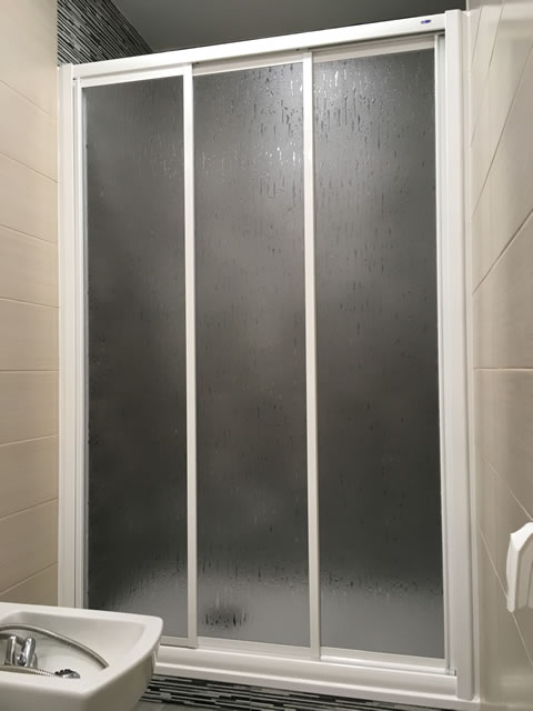 Mampara de ducha frontal 3 puertas correderas (serie Júcar modelo Hermes)